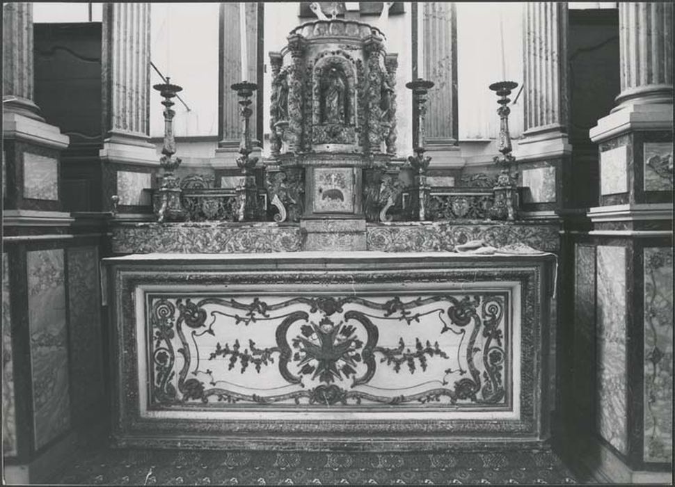 autel (maître-autel), éléments de retable, tabernacle, ses trois statuettes et deux statues : Angelots