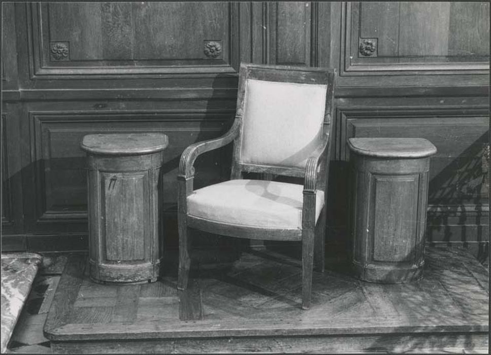 fauteuil de célébrant et deux tabourets de chantre - © Ministère de la Culture (France), Médiathèque du patrimoine et de la photographie, diffusion GrandPalaisRmn Photo