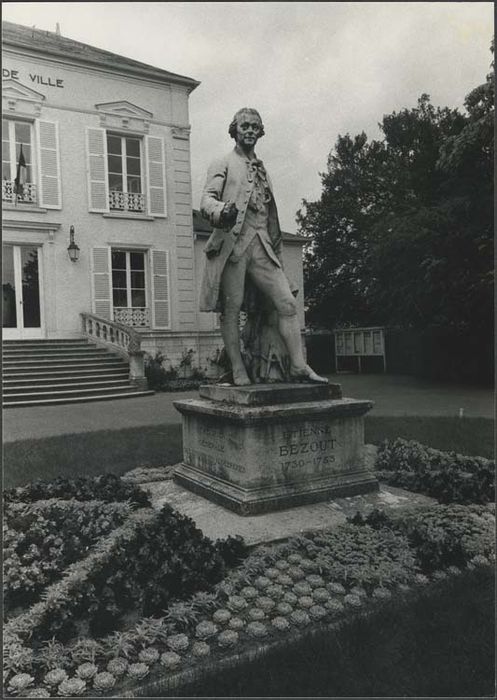 statue : Etienne Bézout - © Ministère de la Culture (France), Médiathèque du patrimoine et de la photographie, diffusion GrandPalaisRmn Photo