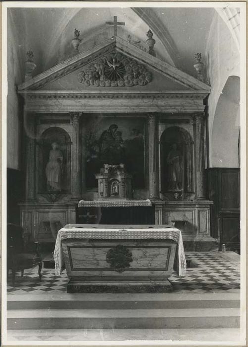 retable du maître-autel, tableau : Vierge à l'Enfant et deux statues : Saint Germain et Saint Vincent - © Ministère de la Culture (France), Médiathèque du patrimoine et de la photographie, diffusion GrandPalaisRmn Photo