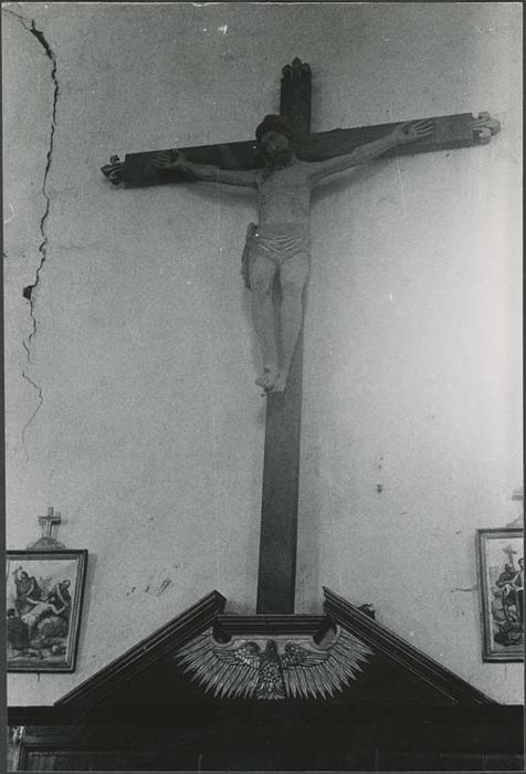 fronton et statue : Christ en croix - © Ministère de la Culture (France), Médiathèque du patrimoine et de la photographie, diffusion GrandPalaisRmn Photo