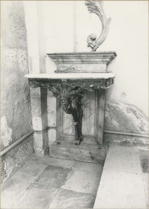 deux crédences et fragment sculpté - © Ministère de la Culture (France), Médiathèque du patrimoine et de la photographie, diffusion GrandPalaisRmn Photo