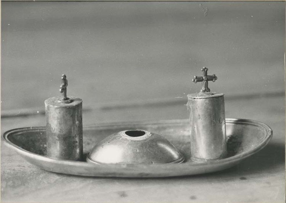 ampoule à huile des catéchumènes et ampoule à saint chrême - © Ministère de la Culture (France), Médiathèque du patrimoine et de la photographie, diffusion GrandPalaisRmn Photo