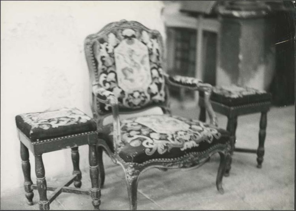 fauteuil de célébrant et deux tabourets - © Ministère de la Culture (France), Médiathèque du patrimoine et de la photographie, diffusion GrandPalaisRmn Photo