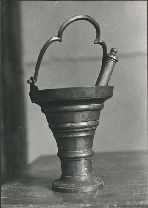 seau à eau bénite et goupillon - © Ministère de la Culture (France), Médiathèque du patrimoine et de la photographie, diffusion GrandPalaisRmn Photo