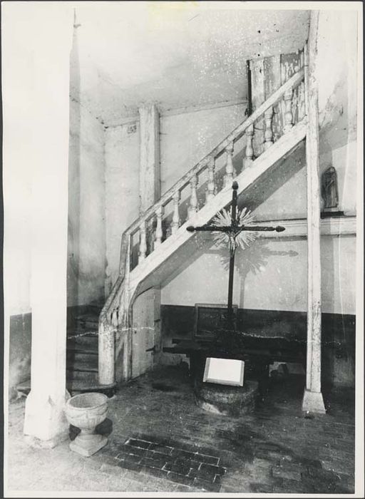 escalier, croix de cimetière et vasque