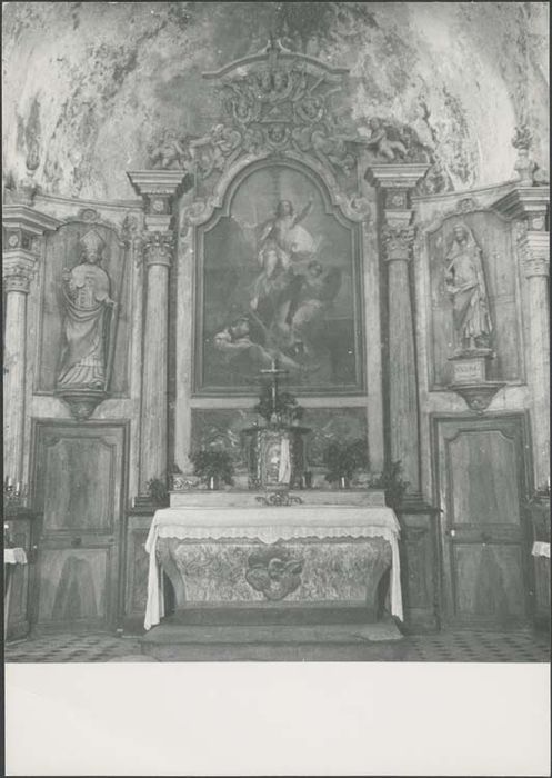 autel (maître-autel), lambris, retable, tableau : Résurrection et deux statues : Sainte Syre et Saint Médard - © Ministère de la Culture (France), Médiathèque du patrimoine et de la photographie, diffusion GrandPalaisRmn Photo