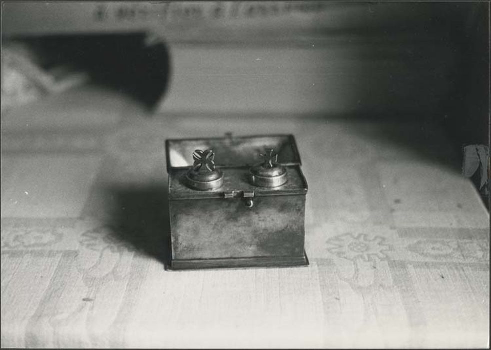 deux ampoules aux saintes huiles et leur coffret - © Ministère de la Culture (France), Médiathèque du patrimoine et de la photographie, diffusion GrandPalaisRmn Photo