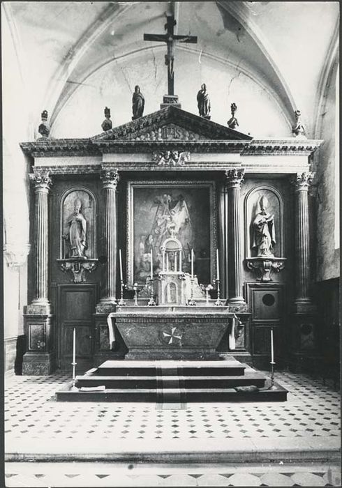 autel (maître-autel), retable, deux statues et tableau : Descente de croix - © Ministère de la Culture (France), Médiathèque du patrimoine et de la photographie, diffusion GrandPalaisRmn Photo