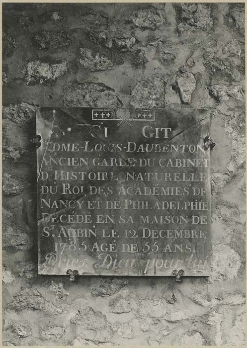 plaque funéraire d'Edme-Louis Daubenton, mort en 1785 - © Ministère de la Culture (France), Médiathèque du patrimoine et de la photographie, diffusion GrandPalaisRmn Photo