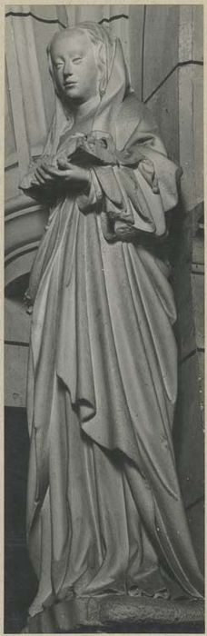 statue : Sainte Avoye