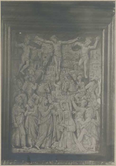 bas-relief : Le Christ en croix entre les deux larrons et une donatrice