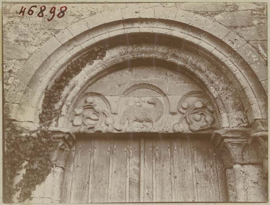 bas-relief : L'Agneau entre deux rinceaux - © Ministère de la Culture (France), Médiathèque du patrimoine et de la photographie, diffusion GrandPalaisRmn Photo