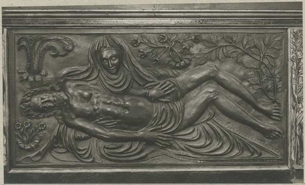 bas-relief : La Vierge de Pitié et deux anges - © Ministère de la Culture (France), Médiathèque du patrimoine et de la photographie, diffusion GrandPalaisRmn Photo