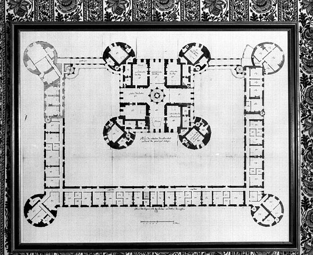 Plan des entresols du 1e étage, brouillon, chambres de l'aile de la chapelle, non numérotées, retombes : De l'étage des galetas au-dessus de la chapelle,  de l'étages des galetas du 2e étage de l'aile d'Orléans