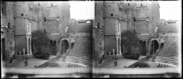 Vue partielle sur l’entrée, le pulpitum et le mur de scène