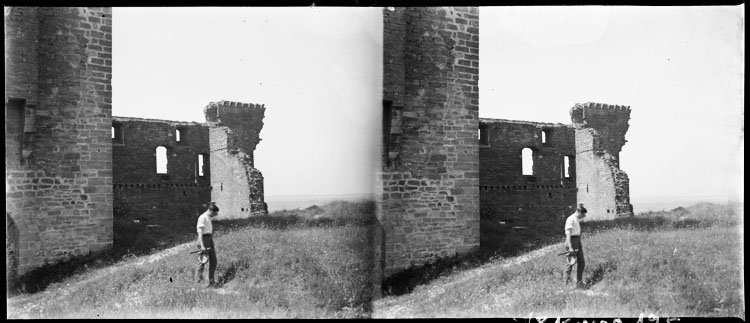 Jeune homme se promenant devant les ruines