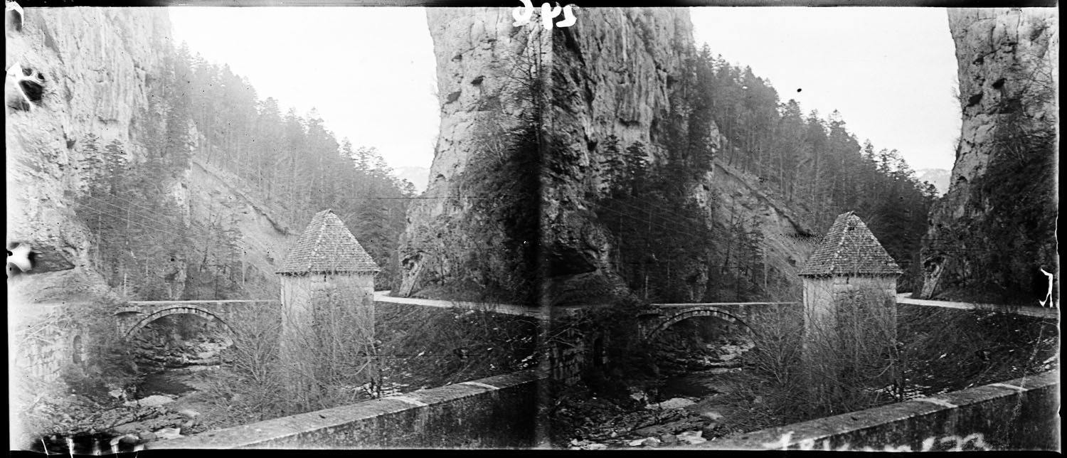 Vue paysagère sur le pont et la porte