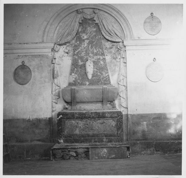 monument funéraire : dalle funéraire de la femme de Charles d'O, vue générale - © Ministère de la Culture (France), Médiathèque du patrimoine et de la photographie (objets mobiliers), tous droits réservés