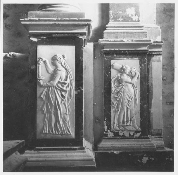 bas-relief du cénotaphe de la famille d'O, detail : Figures féminines