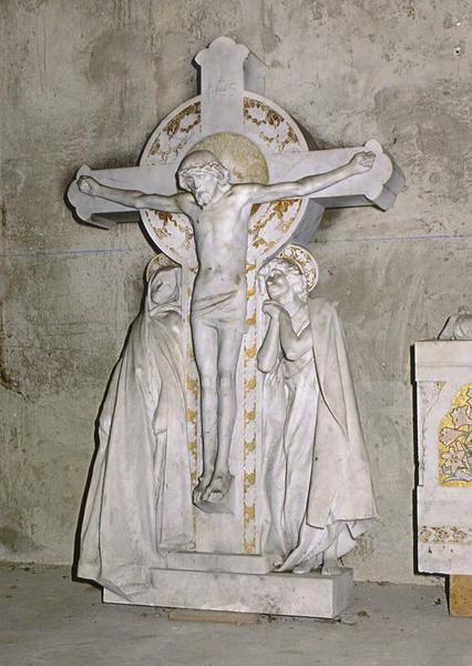 éléments de l'ancien maître-autel, détail : groupe sculpté : Christ en croix entre la Vierge et saint Jean - © Ministère de la Culture (France), Médiathèque du patrimoine et de la photographie (objets mobiliers), tous droits réservés