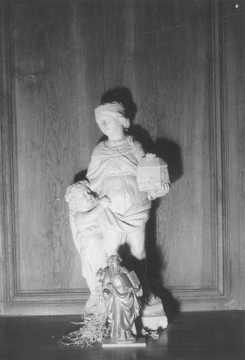 groupe sculpté : sainte Clotilde