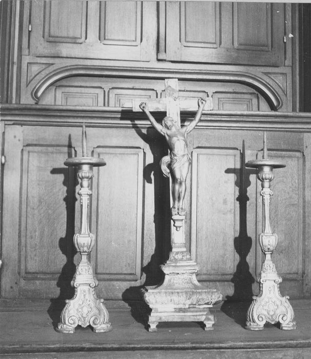 Croix d'autel, 6 chandeliers : Christ en croix