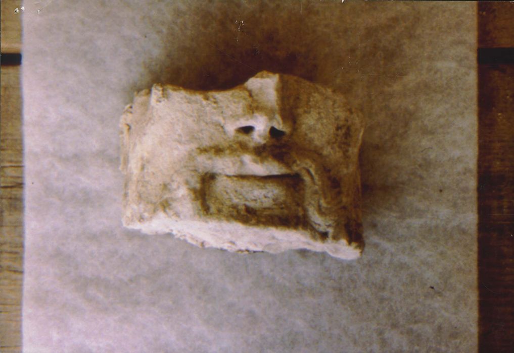 fragment de sculpture provenant du portail de la Vierge