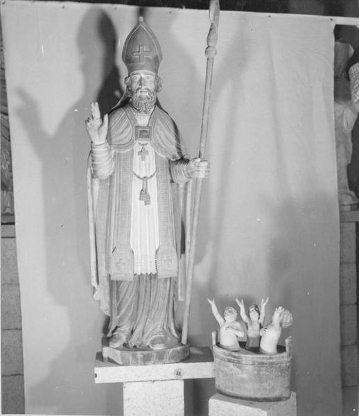 groupe sculpté : saint Nicolas et les enfants, vue générale