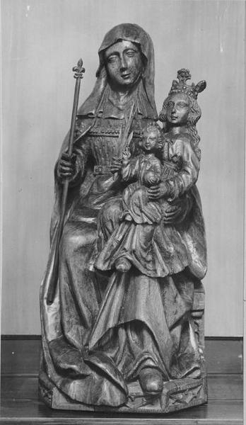 groupe sculpté : sainte Anne, la Vierge et l'enfant, vue générale - © Ministère de la Culture (France), Médiathèque du patrimoine et de la photographie (objets mobiliers), tous droits réservés