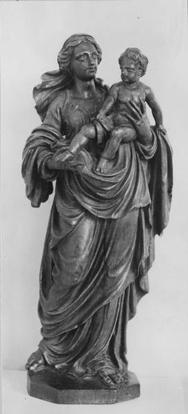 statue : Vierge à l'enfant, vue générale - © Ministère de la Culture (France), Médiathèque du patrimoine et de la photographie (objets mobiliers), tous droits réservés