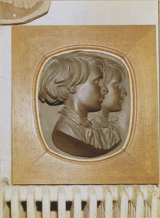 relief : Portrait en médaillon de Maurizio et Filiberto, fils de Carlo Marochetti