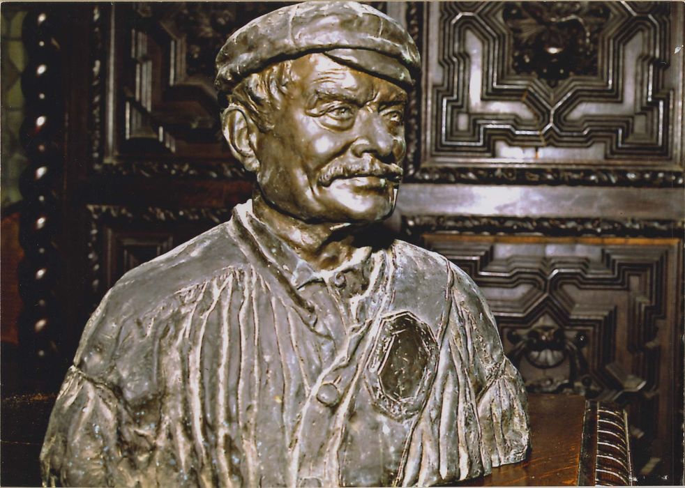 buste : Portrait d'un homme en blouse, coiffé d'une casquette (garde champêtre)