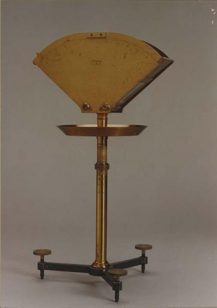 instrument de mesure (prisme à angles variables pour liquides), vue générale