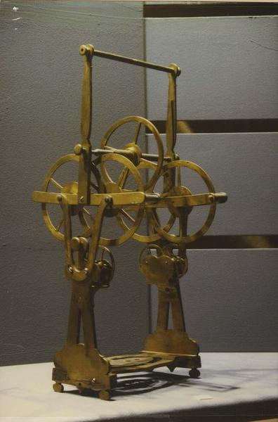 instrument de démonstration de phénomènes physiques (machine de démonstration pour montrer la réduction de frottement), vue générale