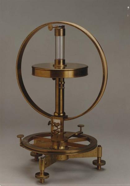 instrument de mesure des phénomènes d'induction magnétique (boussole des sinus et des tangentes), vue générale