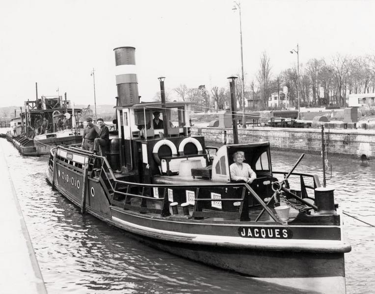 bateau de service (remorqueur fluvial) dit Jacques