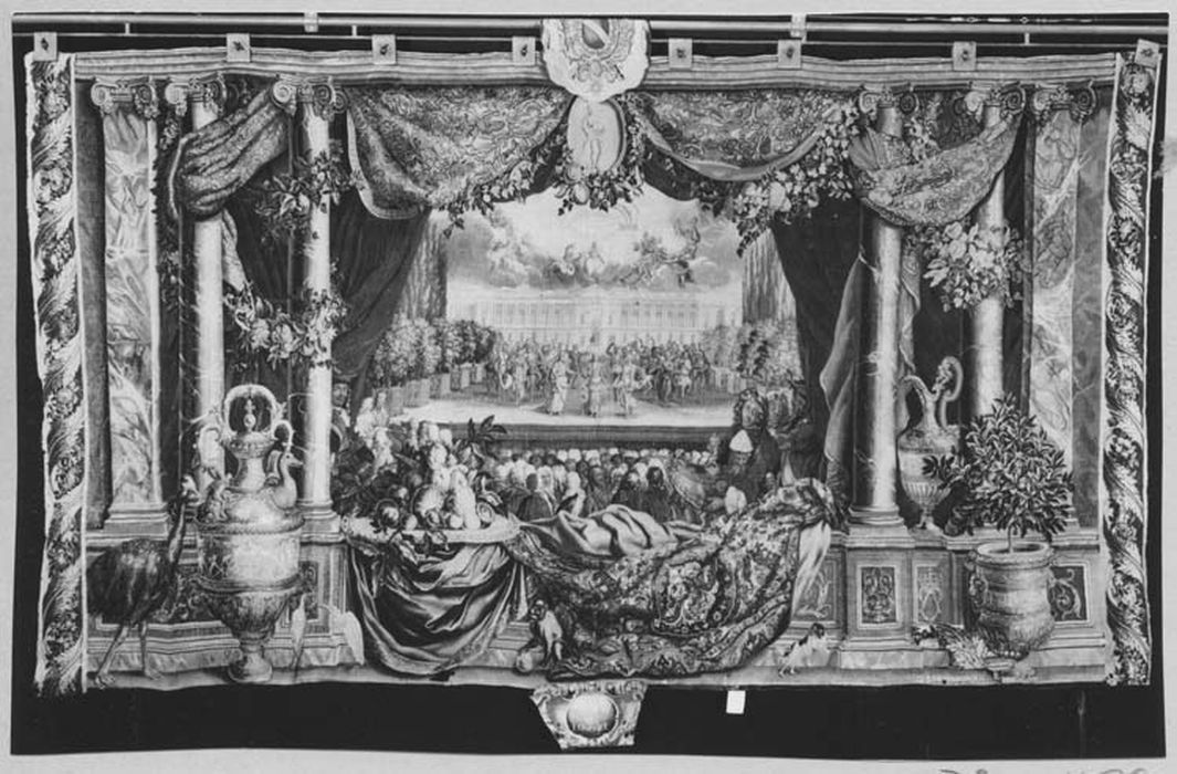 pièce murale : le mois de janvier ou le signe du verseau avec la représentation de l’opéra dans le Louvre aux armes du Maréchal de Noailles - © Ministère de la Culture (France), Médiathèque du patrimoine et de la photographie, diffusion RMN-GP