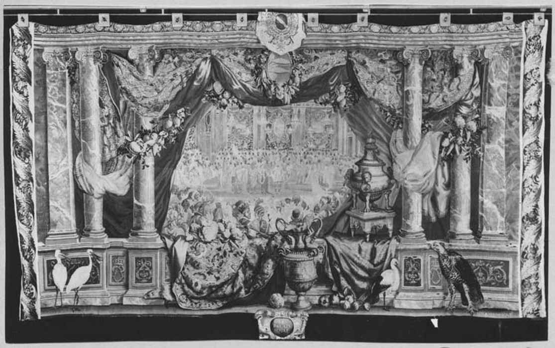 pièce murale : le mois de février ou le signe des poissons ou le bal donné par le roi au Palais Royal aux armes du Maréchal de Noailles - © Ministère de la Culture (France), Médiathèque du patrimoine et de la photographie, diffusion RMN-GP