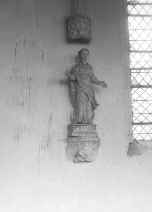 statue : Vierge foulant aux pieds le serpent