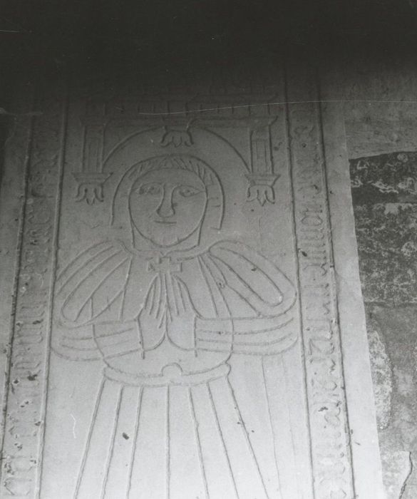 dalle funéraire avec gisant, vue partielle