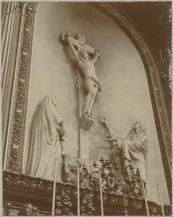 groupe sculpté : Christ en croix entre la Vierge et saint Jean