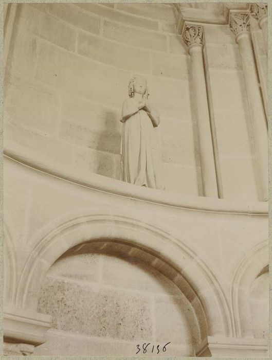 statue : Isabeau de France fille de saint Louis reine de Navarre