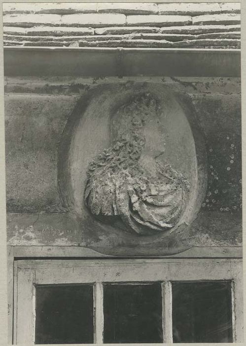 2 reliefs : Louis XIV et Louise de la maison Blanche sa fille naturelle