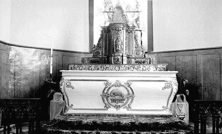 Maître-autel et tabernacle en bois sculpté peint et doré