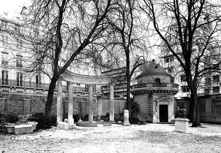 Jardin, au coin de la rue Berryer et de la rue Balzac