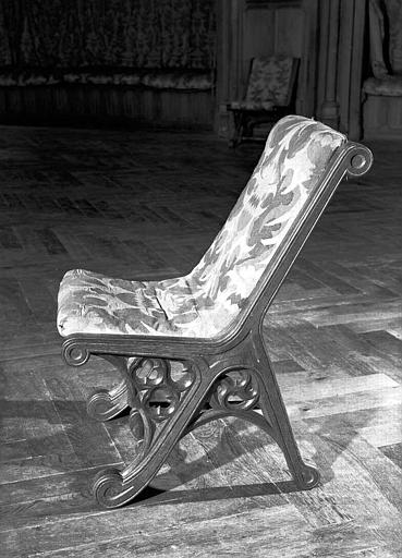 Chaise vue de profil (grande salle du donjon au 1e étage)