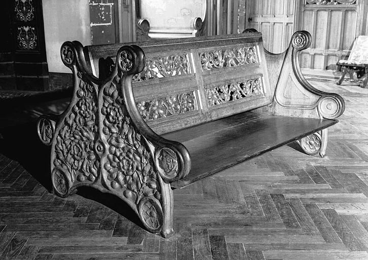 Banc vu de trois-quart (grande salle du donjon au 1e étage)