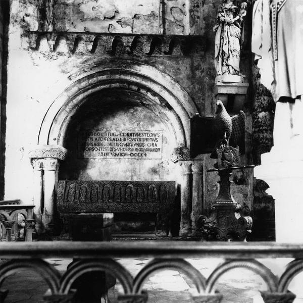 tombeau de Pierre de Saine Fontaine, premier abbé d'Airvault