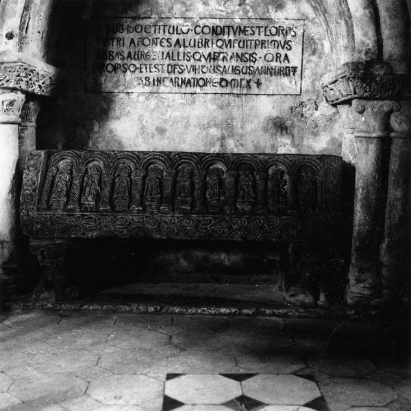 tombeau de Pierre de Saine Fontaine, premier abbé d'Airvault